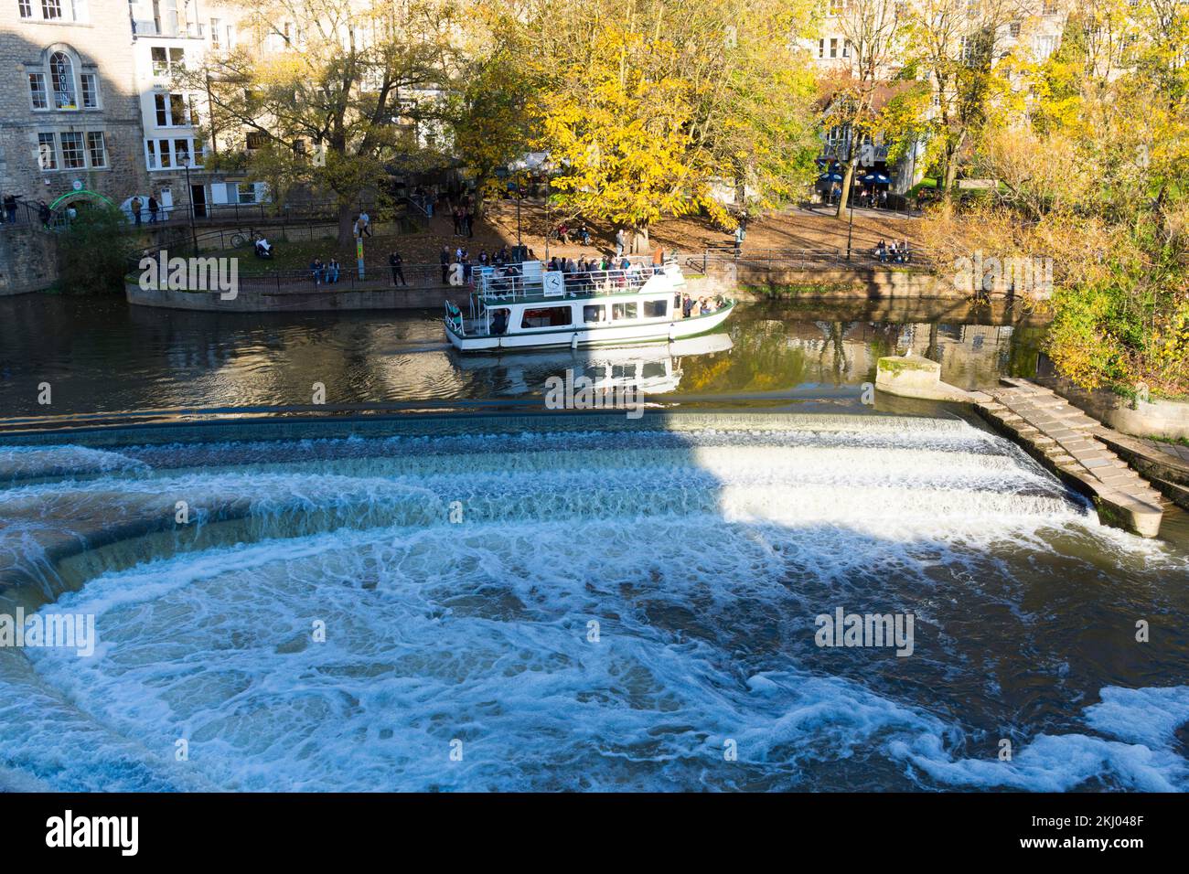 Pulteney Cruisers Bootstour auf dem Pulteney Weir auf dem Fluss Avon im Bath Spa, Somerset, England, Großbritannien Stockfoto