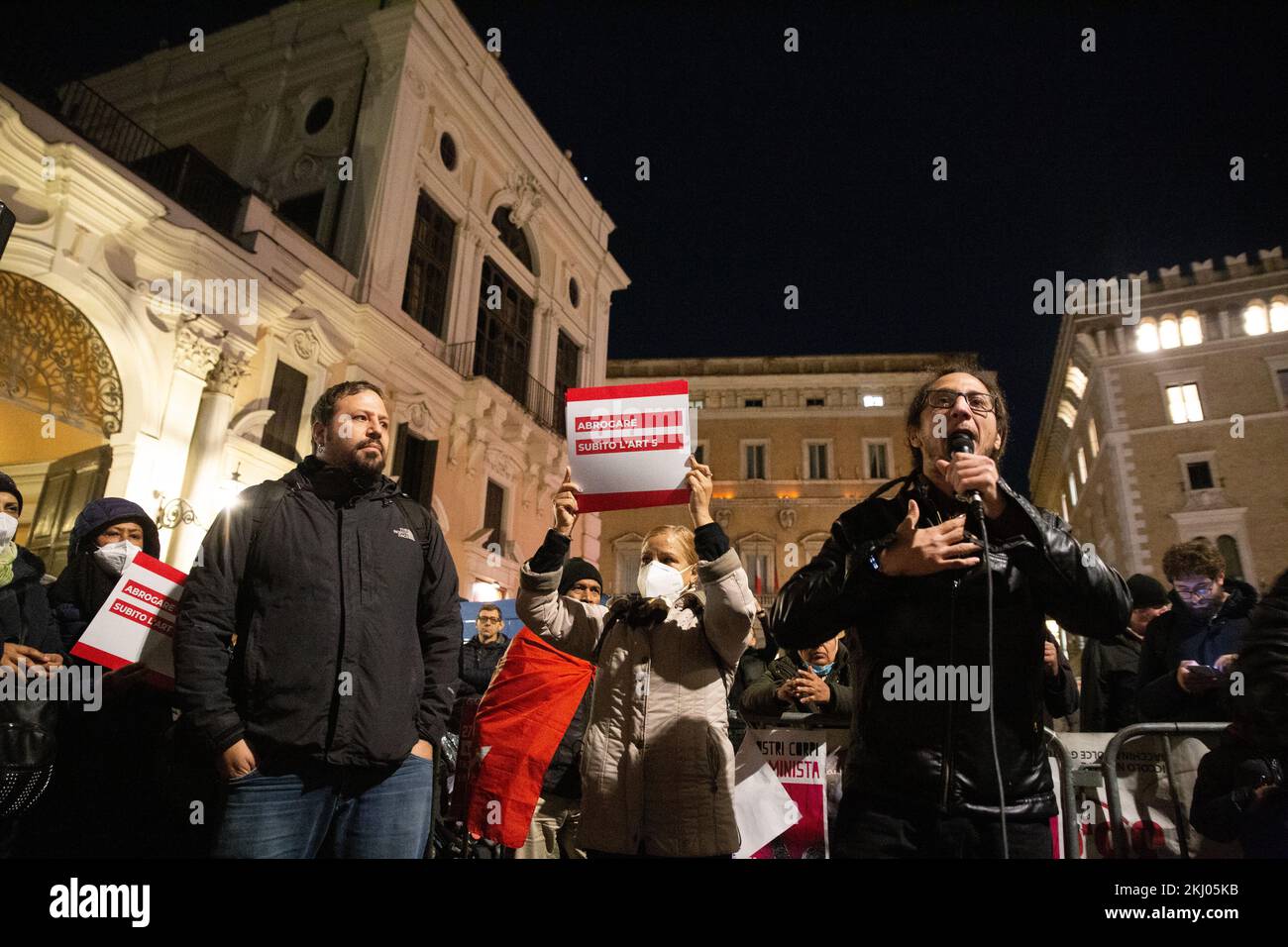 Sitzen Sie auf der Piazza Santi Apostoli in Rom, vor der Präfektur, organisiert von Bewegungen für das Recht auf Wohnraum. (Foto: Matteo Nardone / Pacific Press) Stockfoto