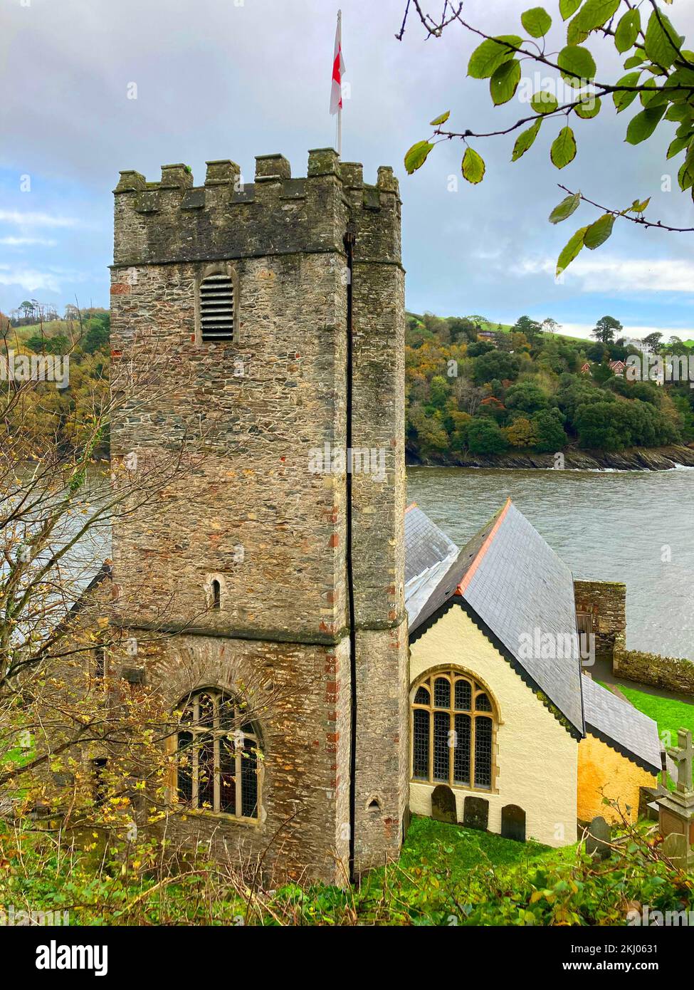 St. Petrox Kirche, Dartmouth, Devon, mit Blick auf den Fluss Dart Stockfoto