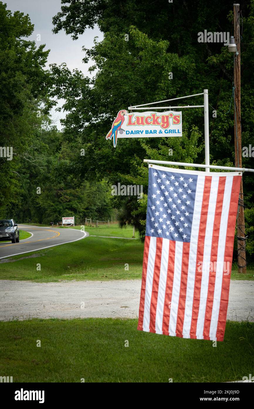 Die amerikanische Flagge hängt in einem Diner entlang der Regionalstraße Stockfoto