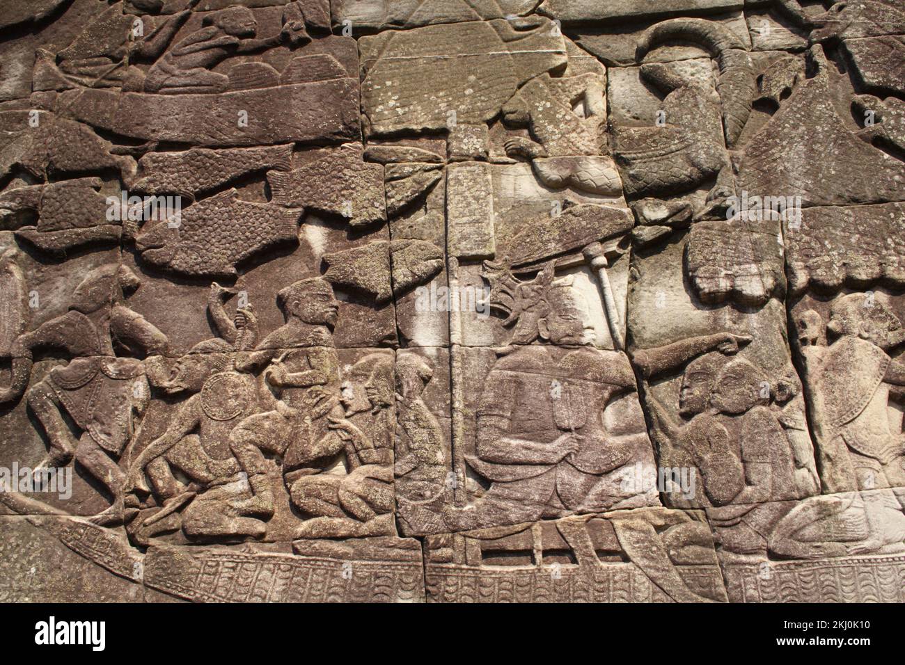 Die Gewässer und unter den Gewässern (Bas Relief), Bayon Tempel, Angkor Thom, Siem Reap, Kambodscha. Stockfoto