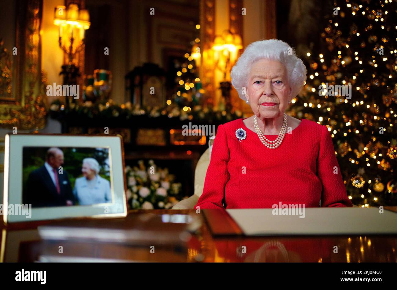 Dateifoto vom 23. Oktober 12/21 von Königin Elizabeth II., die ihre jährliche Weihnachtssendung aufnimmt, als König Karl III. Dieses Jahr den ersten Weihnachtsfeiertag in Sandringham verbringen wird, um eine Rückkehr zum traditionellen Weihnachtsfest der königlichen Familie auf dem Anwesen der Norfolk zu markieren. Stockfoto