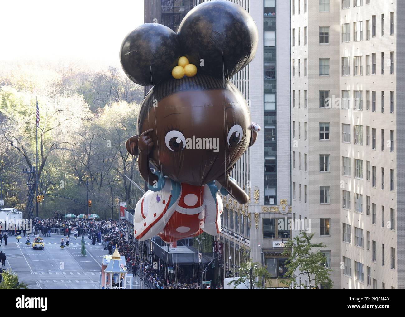 New York, Usa. 24.. November 2022. Der Ballon Ada Twist, Wissenschaftlerin, bewegt sich am Donnerstag, den 24. November 2022, bei der Macy's Thanksgiving Day Parade 96. in New York City entlang der Parade. Die Parade begann im Jahr 1924 und schloss sie an die zweitälteste Thanksgiving-Parade in den USA mit der Thanksgiving-Parade in Detroit ab. Foto: John Angelillo/UPI Credit: UPI/Alamy Live News Stockfoto