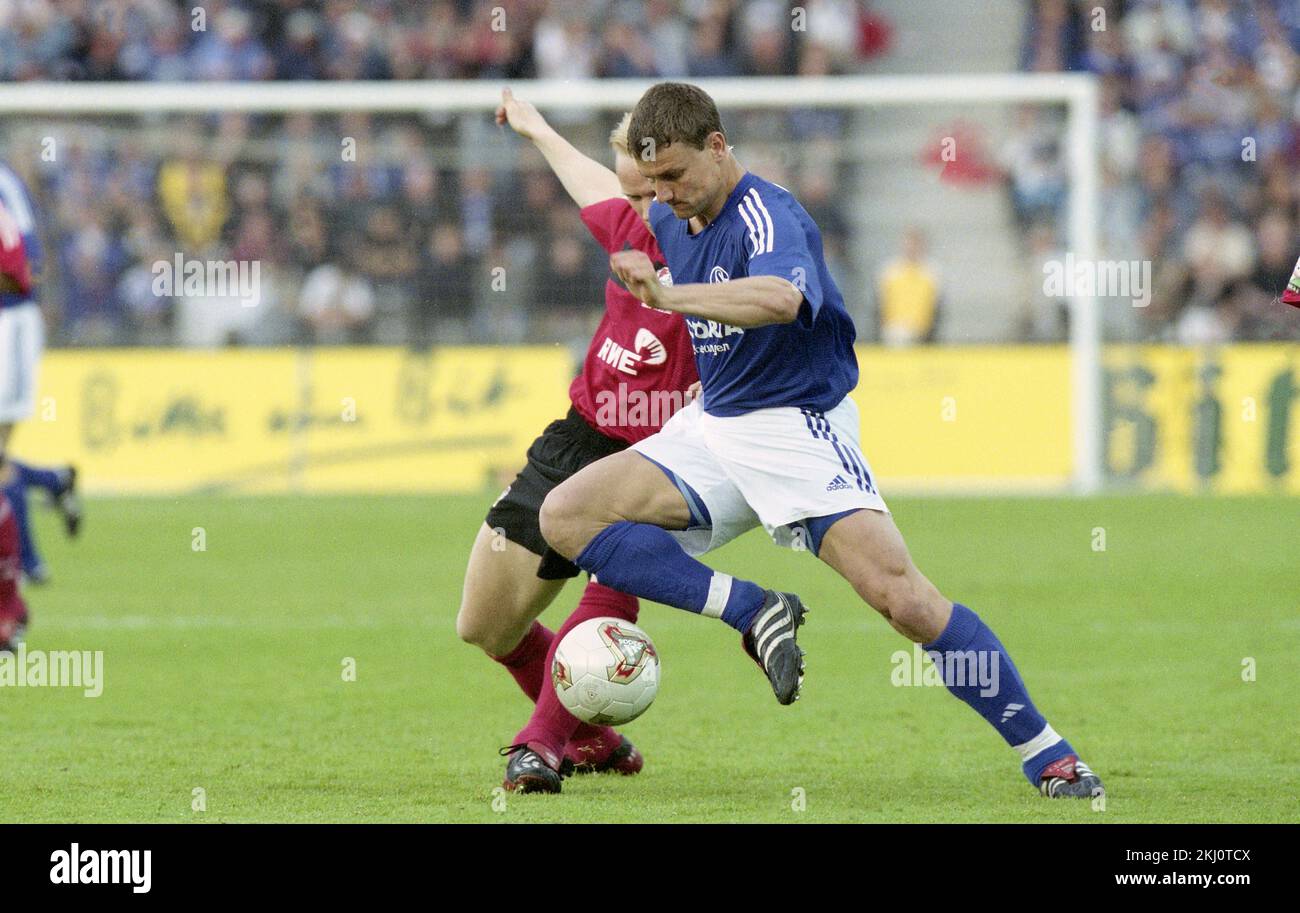 Berlin, Deutschland. 23.. November 2022. firo: 05/11/2002 Fußball: Fußball: Fotos archivieren, Foto archivieren, Bilder archivieren, DFB-Cup archivieren, Cup Finale, Letzte Saison 2001/2002, 01/02, FC Schalke 04, will, DFB-Pokalsieger Bayer Leverkusen 04 - FC Schalke 04 2:4 Low Tide Sand Credit: dpa/Alamy Live News Stockfoto