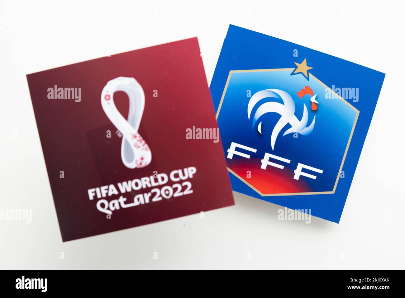 LONDON, Vereinigtes Königreich - Dezember 2022: Logo der französischen Fußballnationalmannschaft mit Logo der Katar-Weltmeisterschaft Stockfoto