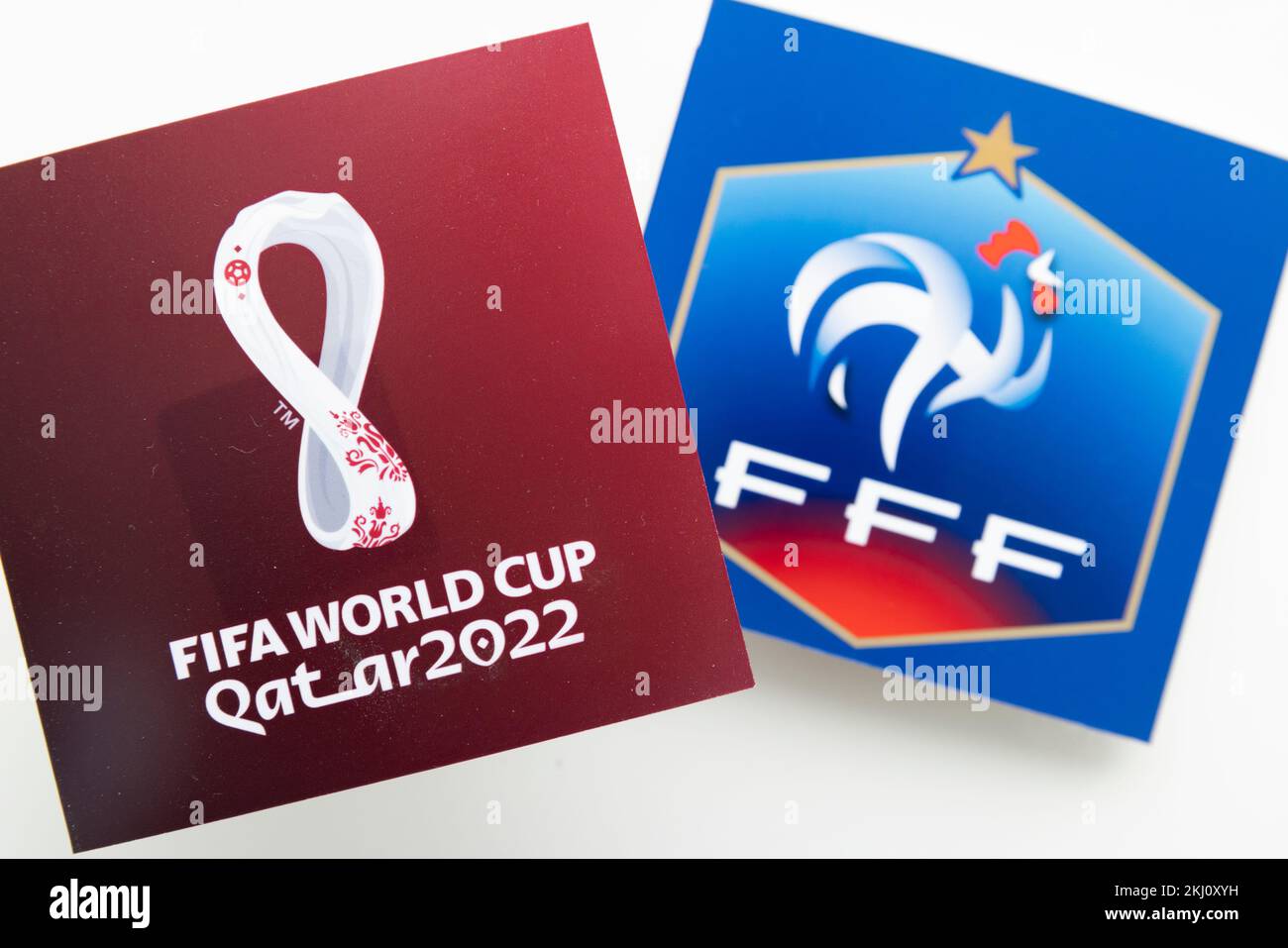 LONDON, Vereinigtes Königreich - Dezember 2022: Logo der französischen Fußballnationalmannschaft mit Logo der Katar-Weltmeisterschaft Stockfoto