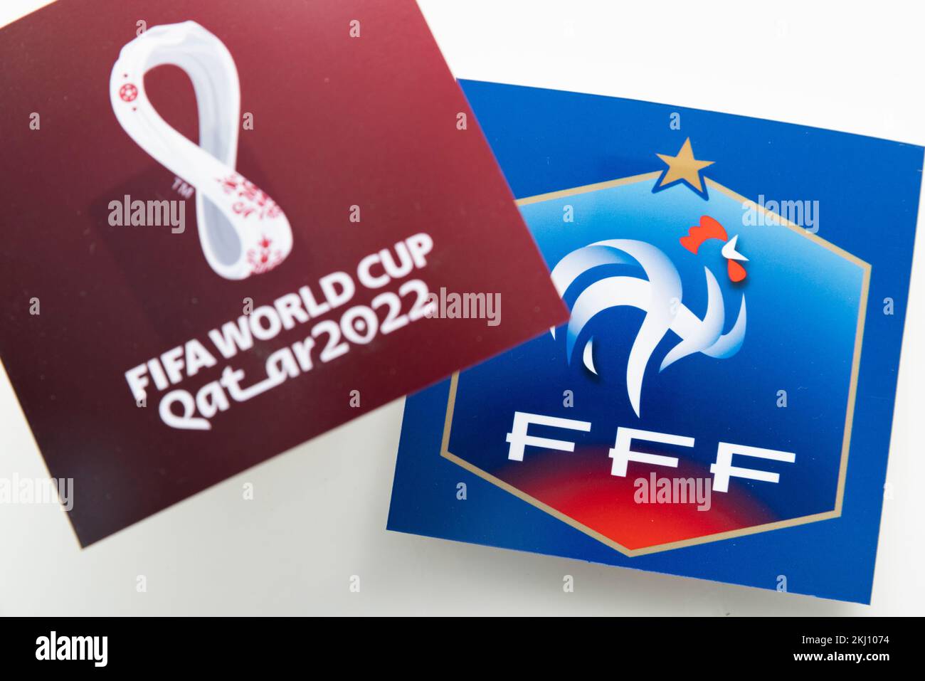 LONDON, Vereinigtes Königreich - Dezember 2022: Logo der französischen Fußballnationalmannschaft mit Logo der Katar-Weltmeisterschaft Stockfoto