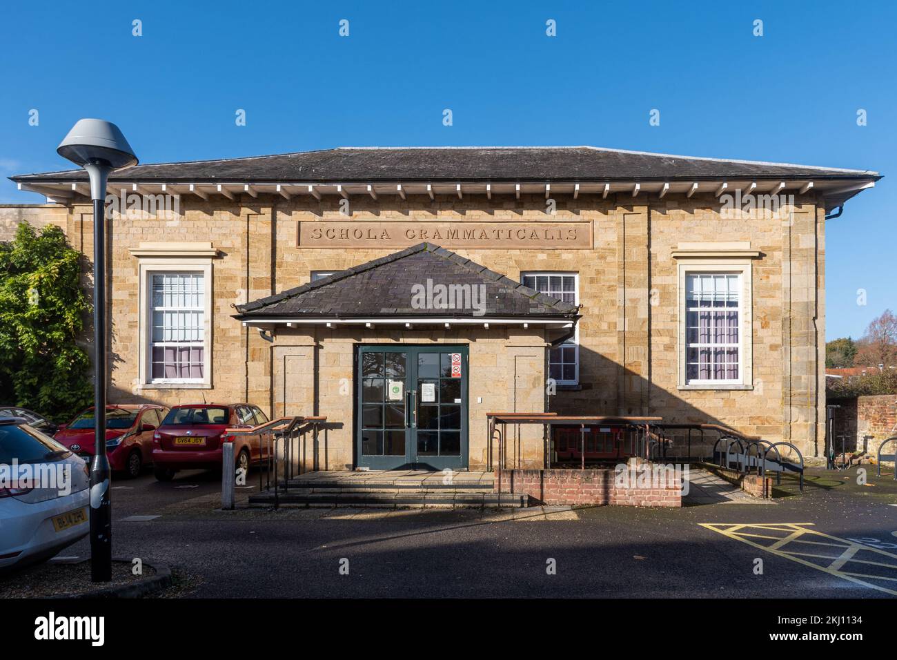 Ehemaliges Gebäude der Midhurst Grammar School mit lateinischer Inschrift Schola Grammaticalis, Midhurst, West Sussex, England, Großbritannien Stockfoto