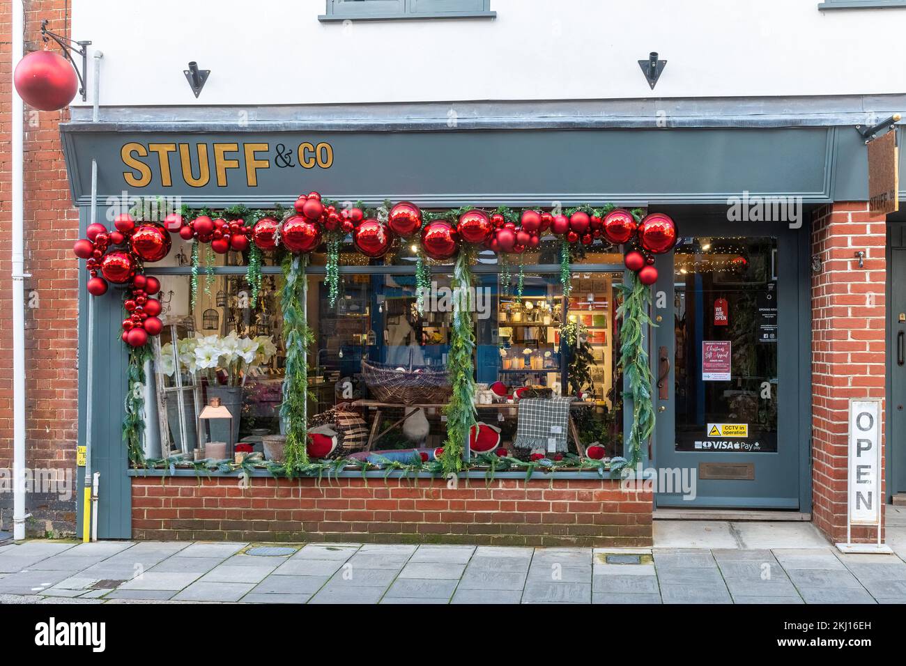 Stuff & Co, unabhängiges Souvenirgeschäft in Midhurst, mit roten Weihnachtskugeln und -Dekorationen, West Sussex, England, Großbritannien Stockfoto