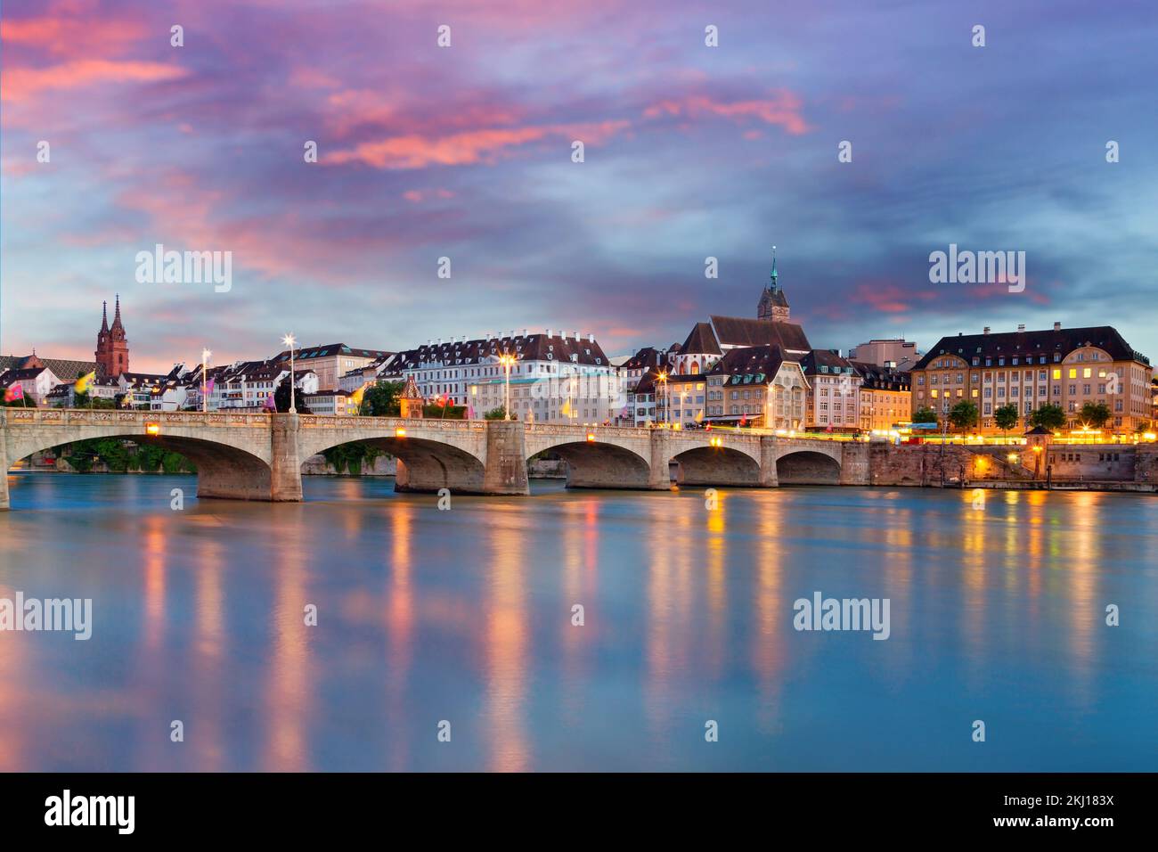Panoramablick auf Basel während der Dämmerung, Schweiz Stockfoto