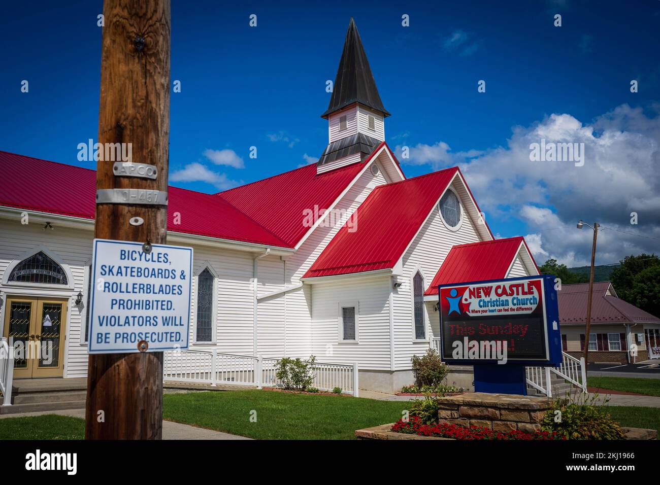 Glänzende weiße Kirche mit Schild: skateboards und Inlineskates verboten Stockfoto