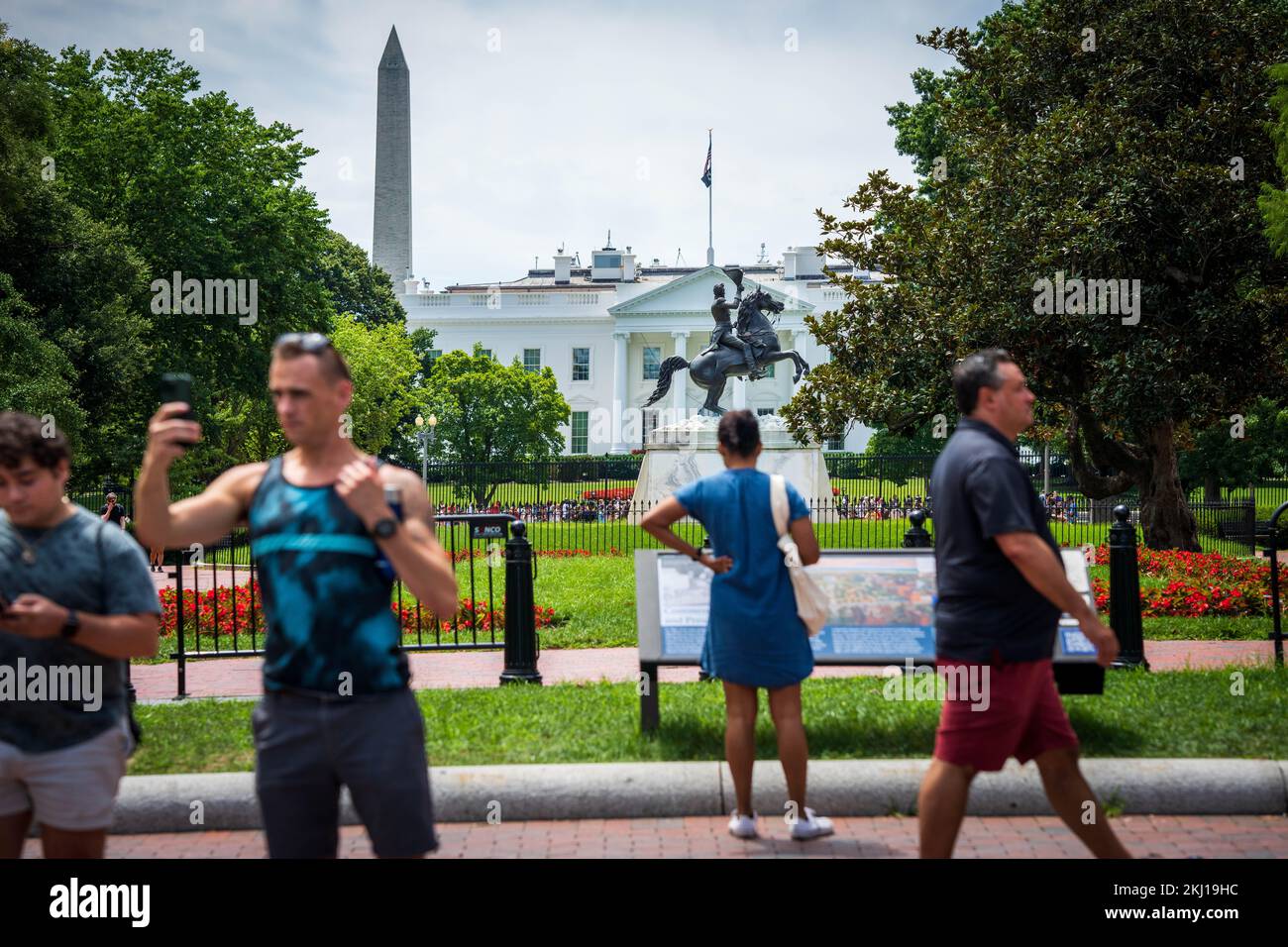 Besucher und Touristen machen Fotos und sehen das Weiße Haus in Washington D.C. in Amerika mit der General Andrew Jackson Statue Stockfoto