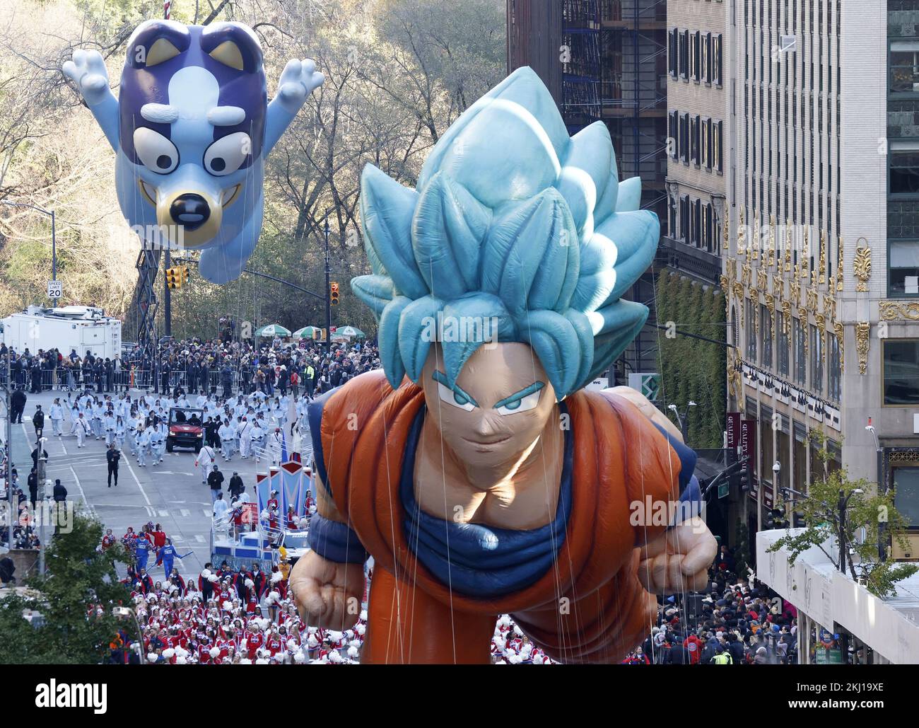 New York, Usa. 24.. November 2022. Der Goku-Ballon bewegt sich am Donnerstag, den 24. November 2022, bei der Macy's Thanksgiving Day Parade 96. in New York City entlang der Parade. Die Parade begann im Jahr 1924 und schloss sie an die zweitälteste Thanksgiving-Parade in den USA mit der Thanksgiving-Parade in Detroit ab. Foto: John Angelillo/UPI Credit: UPI/Alamy Live News Stockfoto