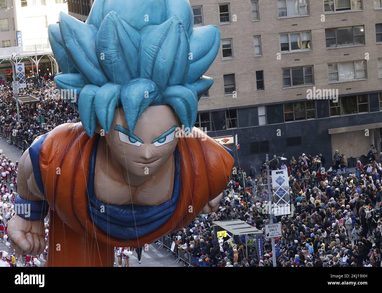 New York, Usa. 24.. November 2022. Der Goku-Ballon bewegt sich am Donnerstag, den 24. November 2022, bei der Macy's Thanksgiving Day Parade 96. in New York City entlang der Parade. Die Parade begann im Jahr 1924 und schloss sie an die zweitälteste Thanksgiving-Parade in den USA mit der Thanksgiving-Parade in Detroit ab. Foto: John Angelillo/UPI Credit: UPI/Alamy Live News Stockfoto