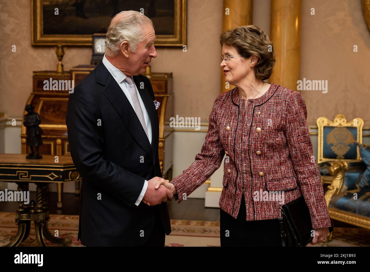 König Karl III. Hält eine Audienz mit dem Gouverneur von Südaustralien, Frances Adamson, im Buckingham Palace, London, ab. Foto: Donnerstag, 24. November 2022. Stockfoto