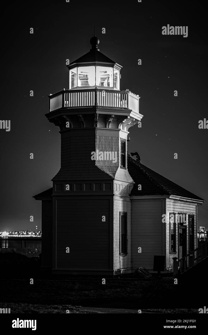 Eine vertikale Graustufe des Mukilteo Leuchtturms in Washington gegen den Himmel Stockfoto
