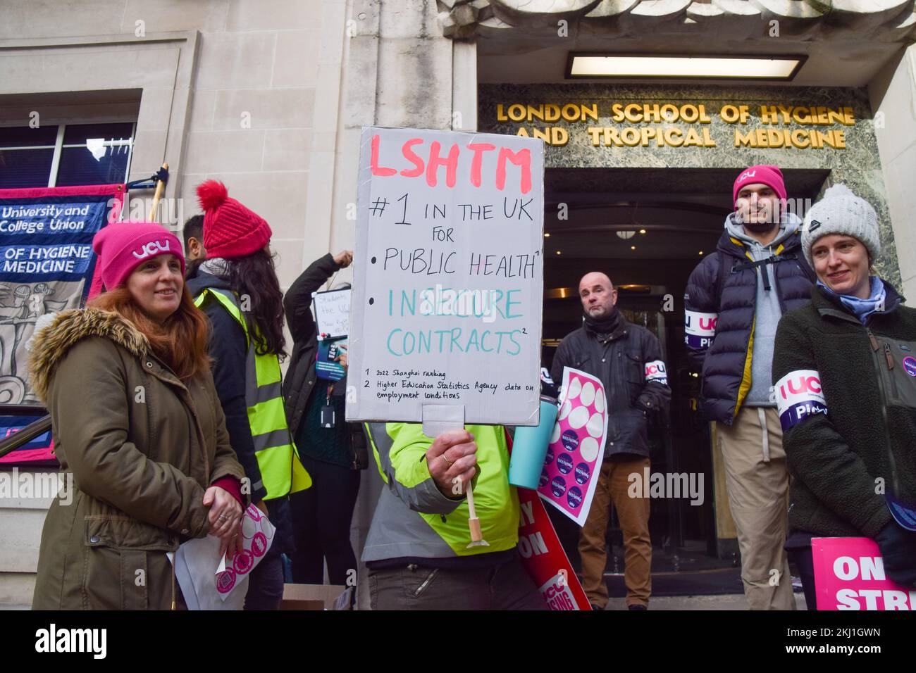London, Großbritannien. 24.. November 2022. Ein Mitglied der University and College Union (UCU) hat ein Plakat über unsichere Verträge während der Demonstration an der Streikpostenlinie vor der London School of Hygiene and Tropical Medicine (University of London). Die Hochschulmitarbeiter in ganz Großbritannien haben ihren bisher größten Streik über Gehälter, Renten und Arbeitsbedingungen begonnen. (Foto: Vuk Valcic/SOPA Images/Sipa USA) Guthaben: SIPA USA/Alamy Live News Stockfoto