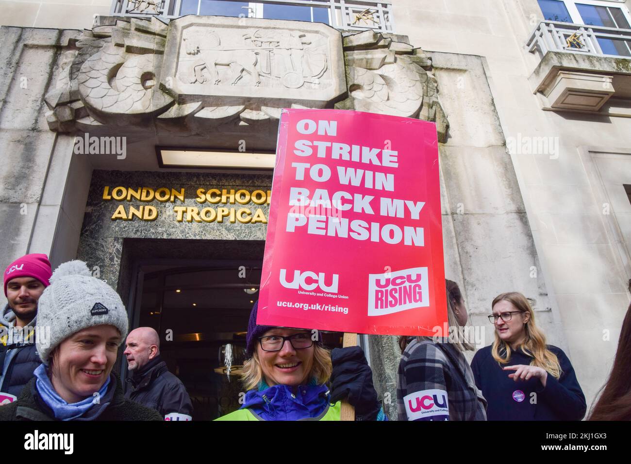 London, Großbritannien. 24.. November 2022. Ein Mitglied der University and College Union (UCU) hält während der Demonstration vor der Londoner School of Hygiene and Tropical Medicine (University of London) ein Plakat mit der Aufschrift „im Streik, um meine Rente zurückzuerobern“. Die Hochschulmitarbeiter in ganz Großbritannien haben ihren bisher größten Streik über Gehälter, Renten und Arbeitsbedingungen begonnen. (Foto: Vuk Valcic/SOPA Images/Sipa USA) Guthaben: SIPA USA/Alamy Live News Stockfoto