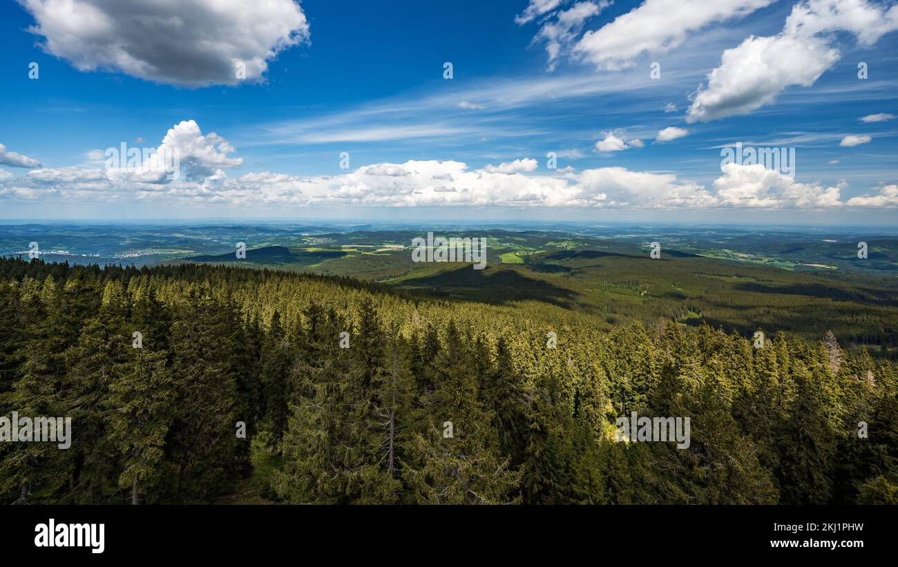 Ein hölzerner Aussichtsturm wurde 2004 auf dem gleichnamigen Gipfel (1362 m) erbaut, dem höchsten hölzernen Aussichtsturm in der Tschechischen Republik. Es ist h Stockfoto