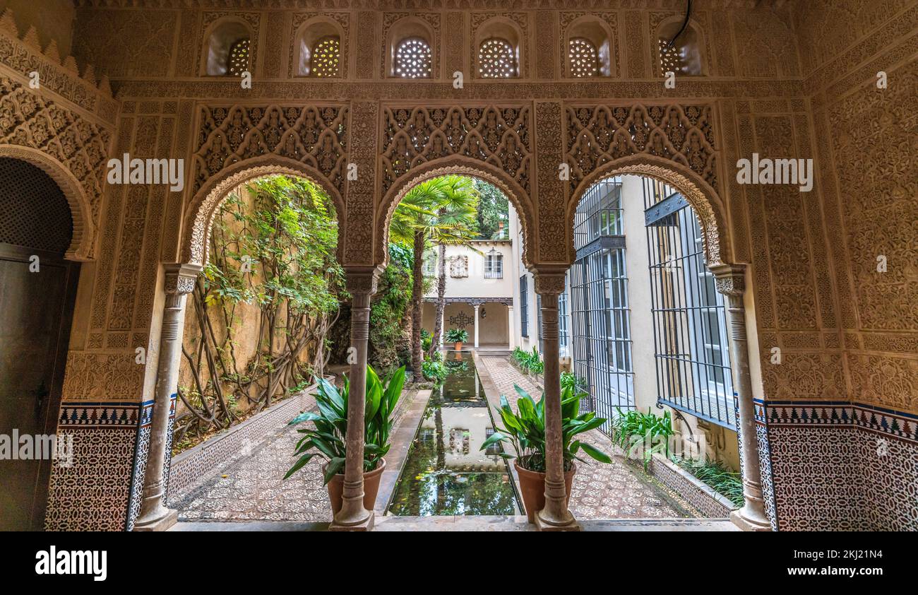 Granada, Spanien - 21. November 2022 : Schloss Carmen de los Mártires. Patio Nazari. Stockfoto