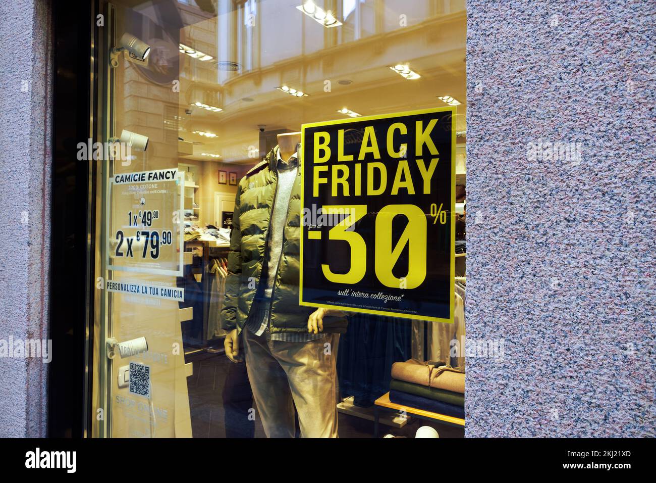 Black Friday-Schild mit Rabattprozentsatz auf Schaufensterausstellung in Mailand, Italien. Stockfoto