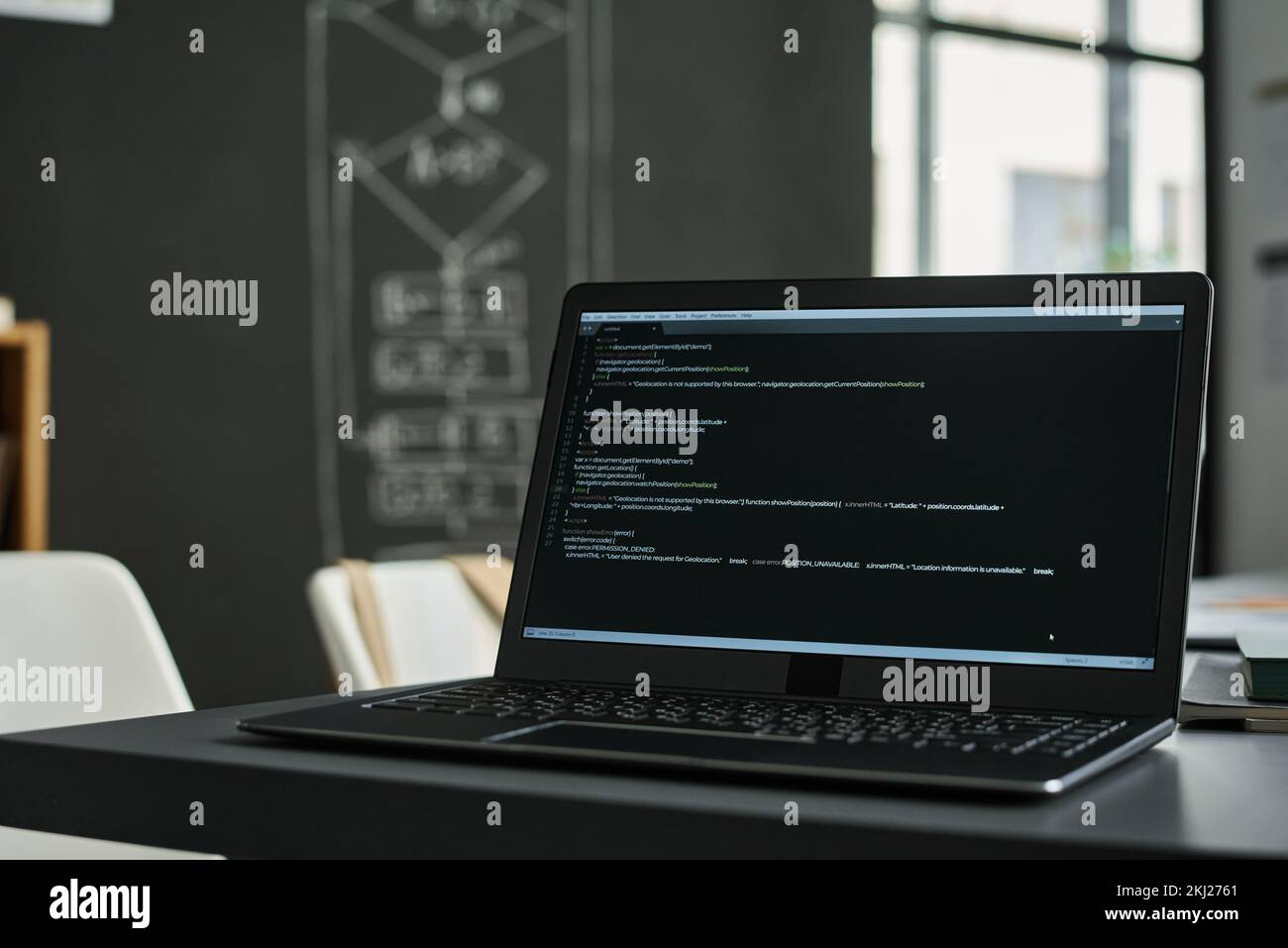Nahaufnahme eines Laptops mit neuer Software, die im Klassenzimmer auf dem Tisch steht Stockfoto