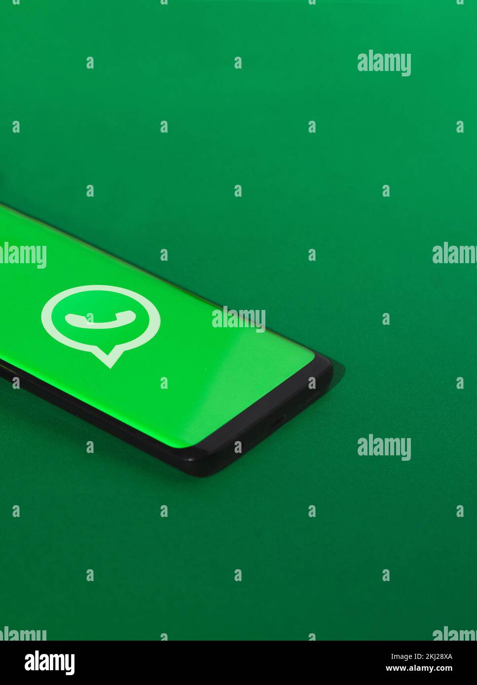 WhatsApp-Logo auf dem Smartphone-Bildschirm. Stockfoto