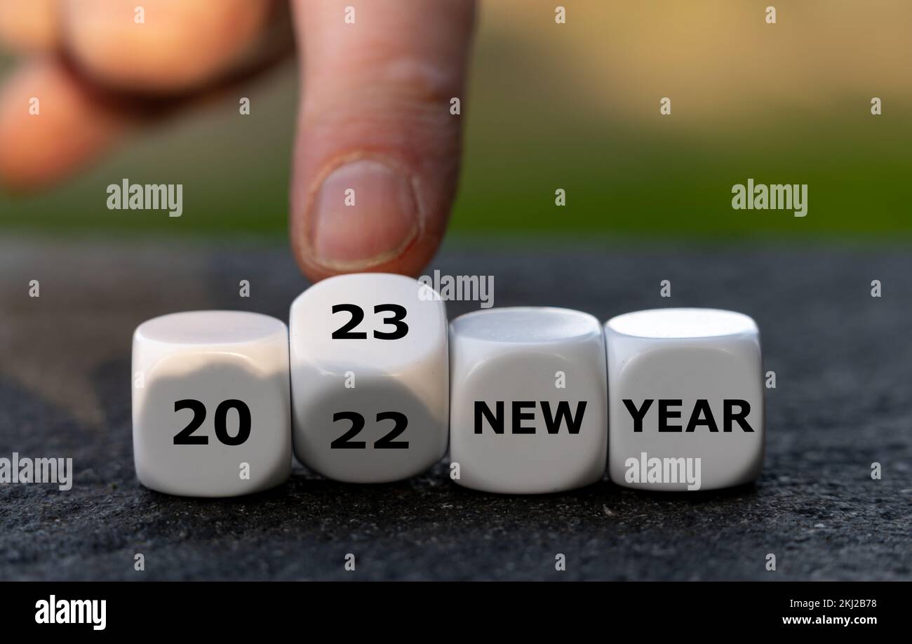 Würfel bilden den Ausdruck „2023 Neujahr“. Stockfoto