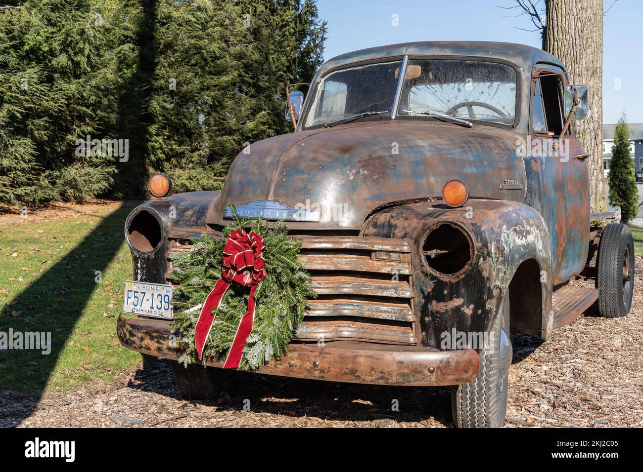 Lancaster County, Pennsylvania - 22. November 2022: Der alte Rusty Chevrolet-Truck wurde für die Weihnachtszeit dekoriert Stockfoto