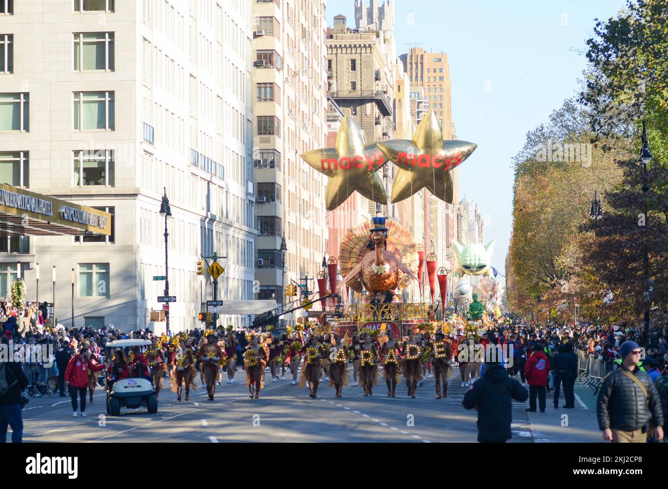 New York City, Usa. 24.. November 2022. Blick auf den Macy's Ballon und die Türkei bei der 96.. Jährlichen Macy's Thanksgiving Day Parade am 24. November 2022 in New York City. Kredit: Ryan Rahman/Alamy Live News. Stockfoto