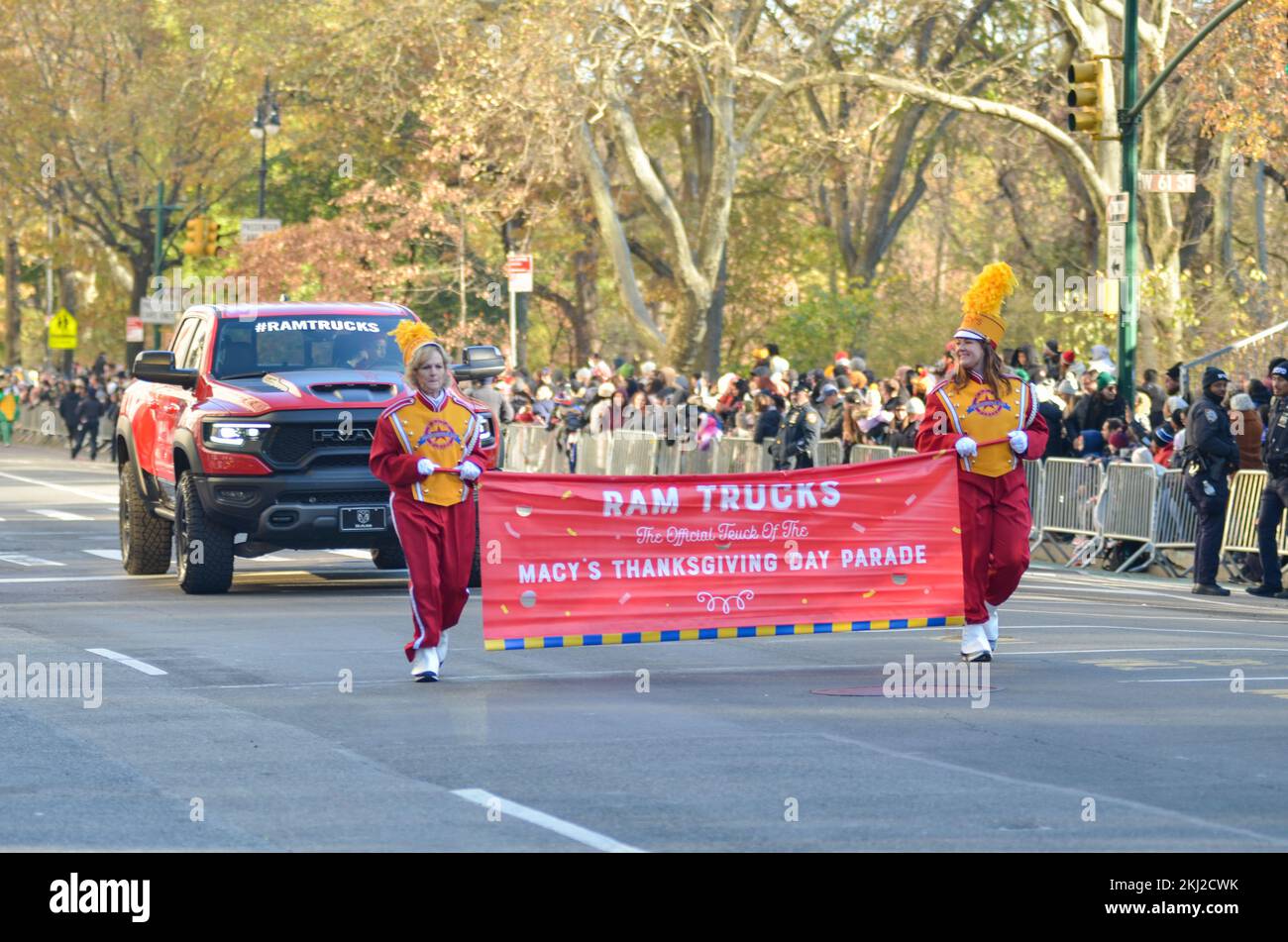 New York City, Usa. 24.. November 2022. RAM Trucks bei der 96.. Jährlichen Macy's Thanksgiving Day Parade entlang der Fifth Avenue in New York City. Kredit: Ryan Rahman/Alamy Live News Stockfoto