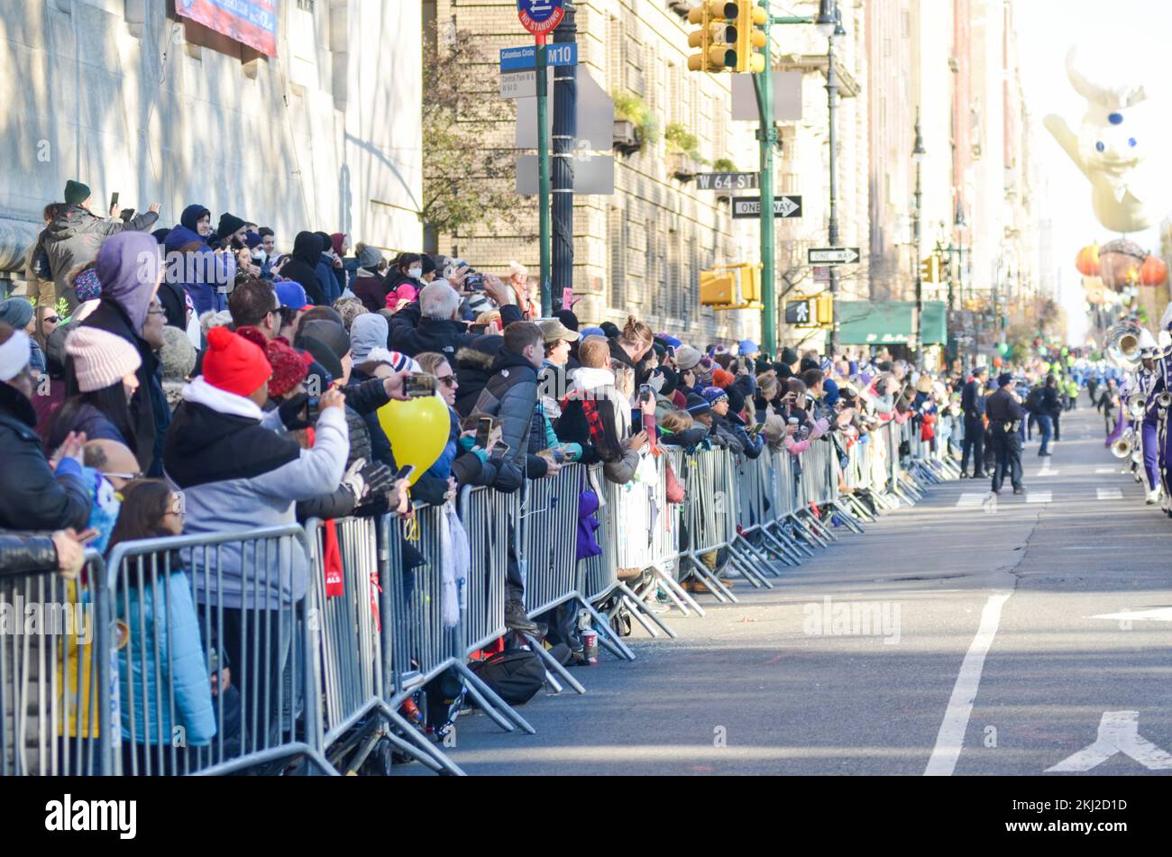 New York City, Usa. 24.. November 2022. Tausende nahmen an der jährlichen Macy's Thanksgiving Day Parade entlang der Fifth Avenue in New York City Teil. Kredit: Ryan Rahman/Alamy Live News Stockfoto