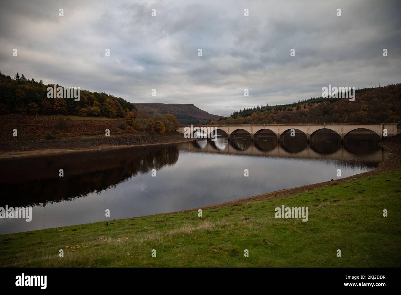Bridge im Ladybower Reservoir mit Bamford Edge im Hintergrund, Derbyshire, Großbritannien. Stockfoto