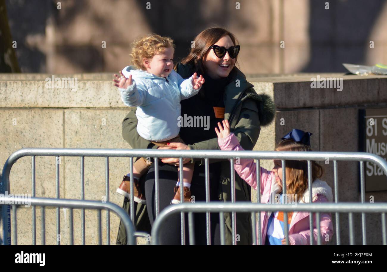 New York City, Usa. 24.. November 2022. Junge Zuschauer genießen die jährliche Macy's Thanksgiving Day Parade entlang der Fifth Avenue in New York City. Kredit: Ryan Rahman/Alamy Live News Stockfoto