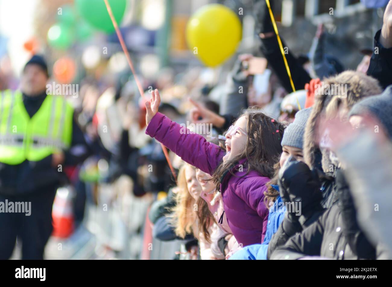 New York City, Usa. 24.. November 2022. Junger Zuschauer bei der jährlichen Macy's Thanksgiving Day Parade entlang der Fifth Avenue in New York City. Kredit: Ryan Rahman/Alamy Live News Stockfoto