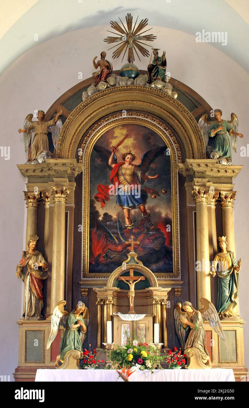 Altar des Heiligen Michael in der Pfarrkirche der Heiligen Michael und Ann in Gornje Prekrizje, Kroatien Stockfoto