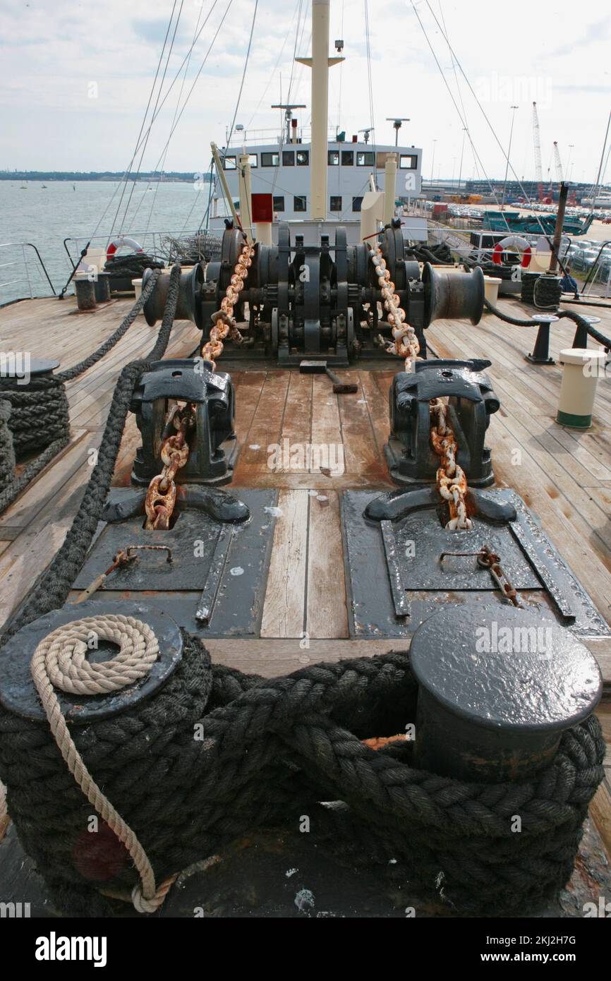 Absperrpfosten und Dampfwinde auf dem erhaltenen Dampfschiff SS 'Shieldhall', Southampton Docks, Hampshire, Großbritannien Stockfoto