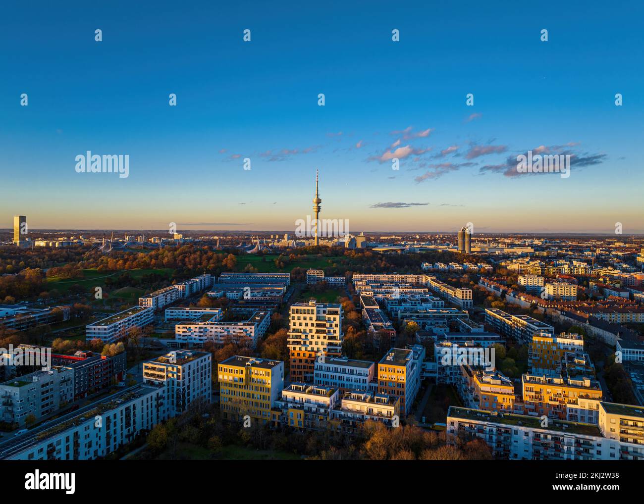 Blick auf den Olympiaturm mit Wohnhäusern zu seinen Füßen in München, Deutschland, Stockfoto