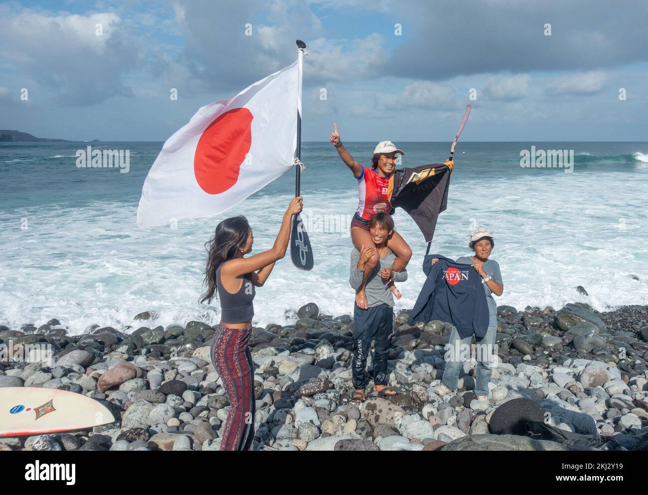 Las Palmas, Gran Canaria, Kanarische Inseln, Spanien. 24.. November 2022 Große, krasse Wellen, während Surfer aus der ganzen Welt bei der 2022 APP Paddle Surf World Tour in Las Palmas auf Gran Canaria gegeneinander antreten. ABBILDUNG: Der 17 Jahre alte Kaede Inoue aus Japan, Gewinner des Frauenfinales, wurde auch zum Juniorweltmeister gekrönt. Kredit: Alan Dawson/Alamy Live News Stockfoto