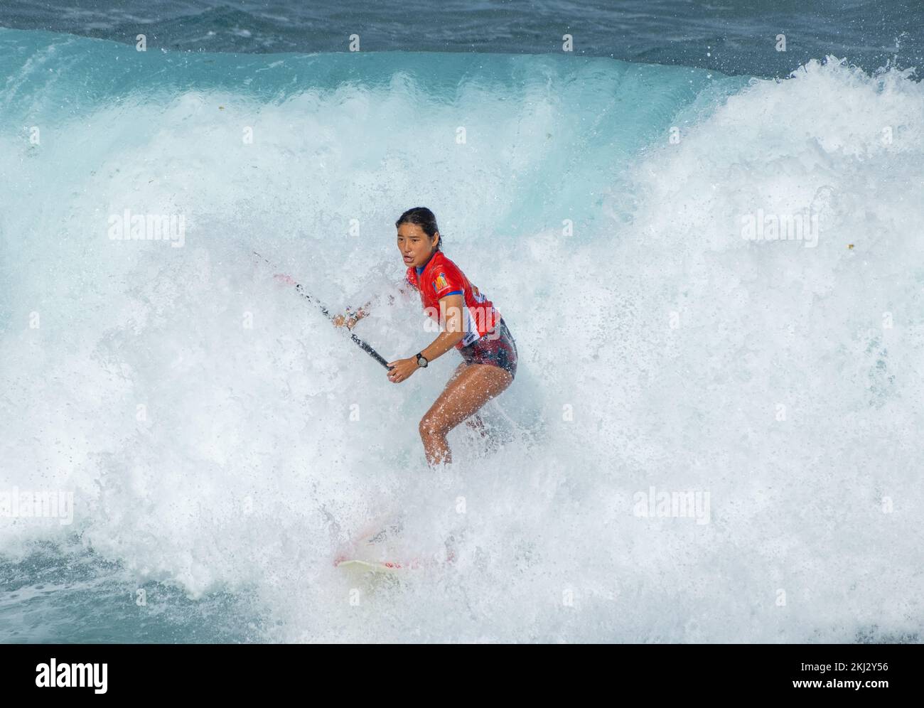 Las Palmas, Gran Canaria, Kanarische Inseln, Spanien. 24.. November 2022 Große, krasse Wellen, während Surfer aus der ganzen Welt bei der 2022 APP Paddle Surf World Tour in Las Palmas auf Gran Canaria gegeneinander antreten. ABBILDUNG: Der 17 Jahre alte Kaede Inoue aus Japan, Gewinner des Frauenfinales, wurde auch zum Juniorweltmeister gekrönt. Kredit: Alan Dawson/Alamy Live News Stockfoto