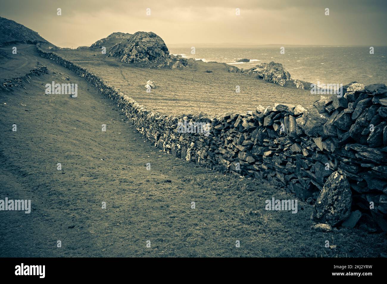 Irland, Inishbofin, eine Insel auf den westlichsten Inseln vor der irischen Küste, trockene Steinmauern Stockfoto