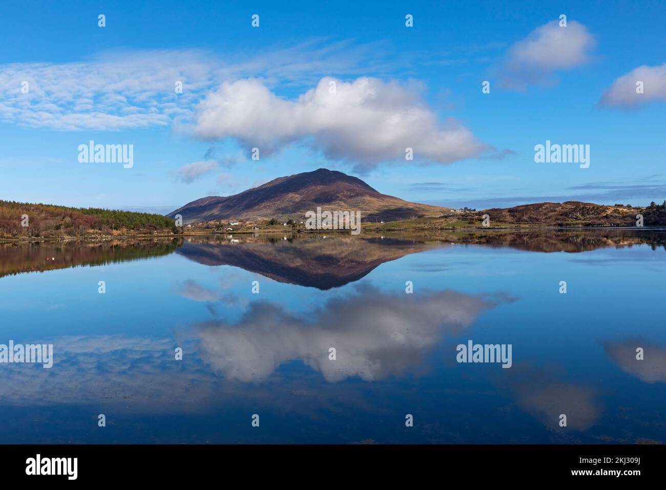 Irland, Connemara, Connemara Nationalpark, Reflexion der Landschaft in einem See. Stockfoto