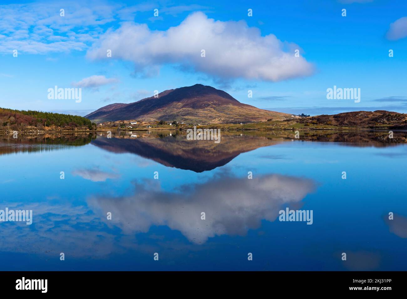 Irland, Connemara, Connemara Nationalpark, Reflexion der Landschaft in einem See. Stockfoto