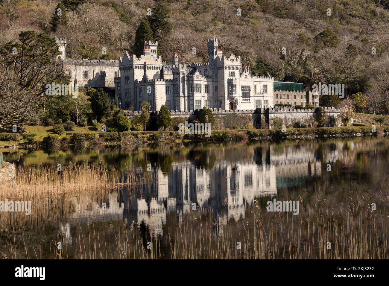 Irland, Connemara, Grafschaft Galway. Das Kylemore Castle wurde 1868 als Privathaus für die Familie von Mitchell Henry, einem wohlhabenden Arzt aus London, erbaut Stockfoto