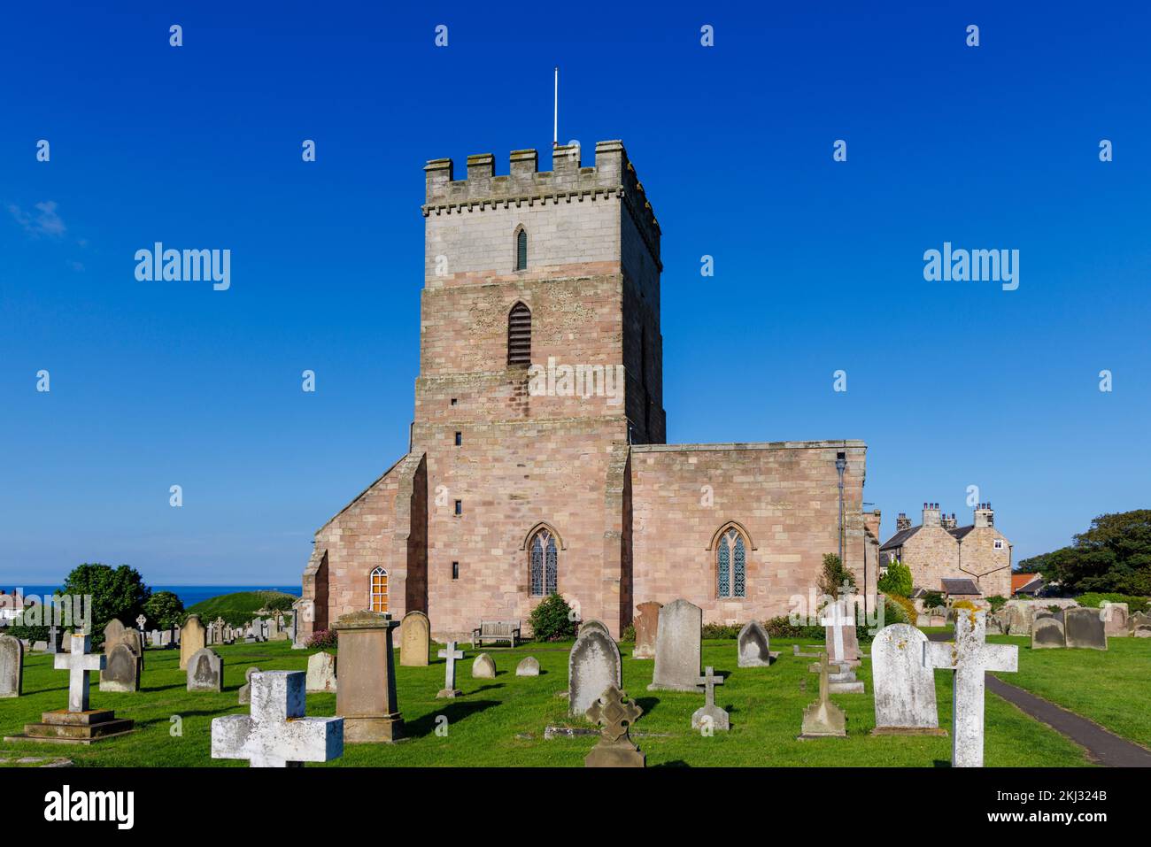 St. Aidan's Church in Bamburgh, ein Dorf in Northumberland an der Nordostküste Englands, das das Denkmal für Grace Darling enthält Stockfoto