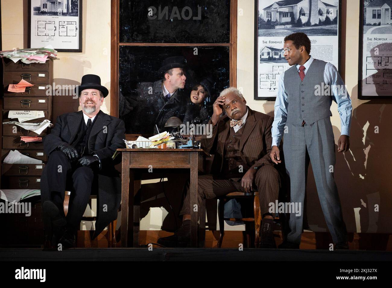 Front, l-r: Michael Mayes (Mr. Potter), Ronald Samm (Onkel Billy Bailey), Frederick Ballentine (George Bailey) in IT's A WONDERFUL LIFE in English National Opera (ENO), London Coliseum, London WC2 25/11/2022 Musik: Jake Heggie libretto: Gene Scheer Conductor: Nicole Paistalton Design: Cadrile Costumes: Cement Dalton Andreas Fuchs Choreograph und Regisseur: Aletta Collins Stockfoto