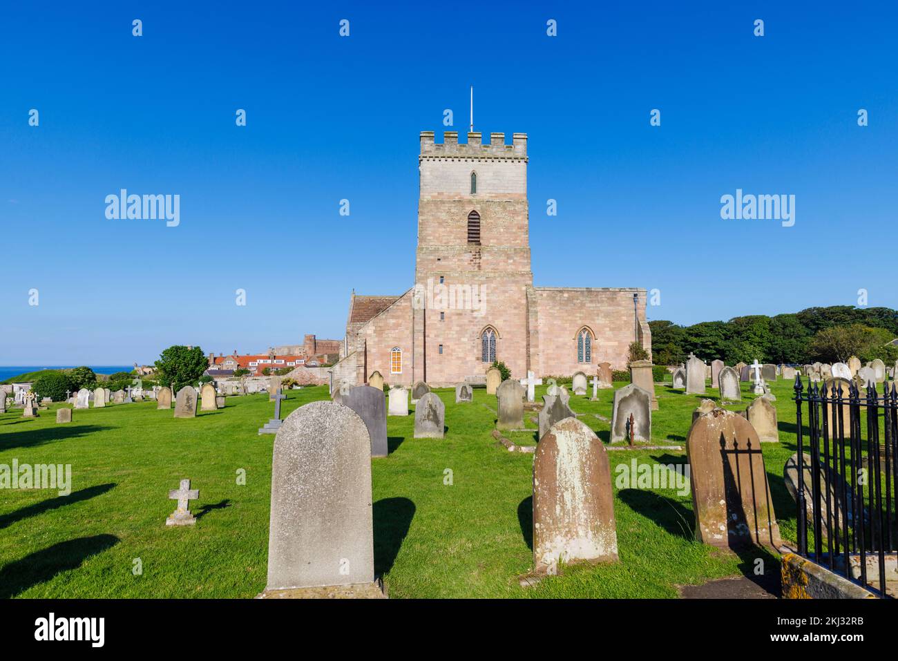 St. Aidan's Church in Bamburgh, ein Dorf in Northumberland an der Nordostküste Englands, das das Denkmal für Grace Darling enthält Stockfoto