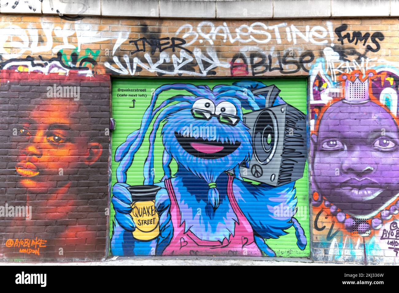 Farbenfrohe Wandgemälde in einer Stadtstraße in Shoreditch, London, Großbritannien, E1, vom Künstler Ayo Blake. Stockfoto