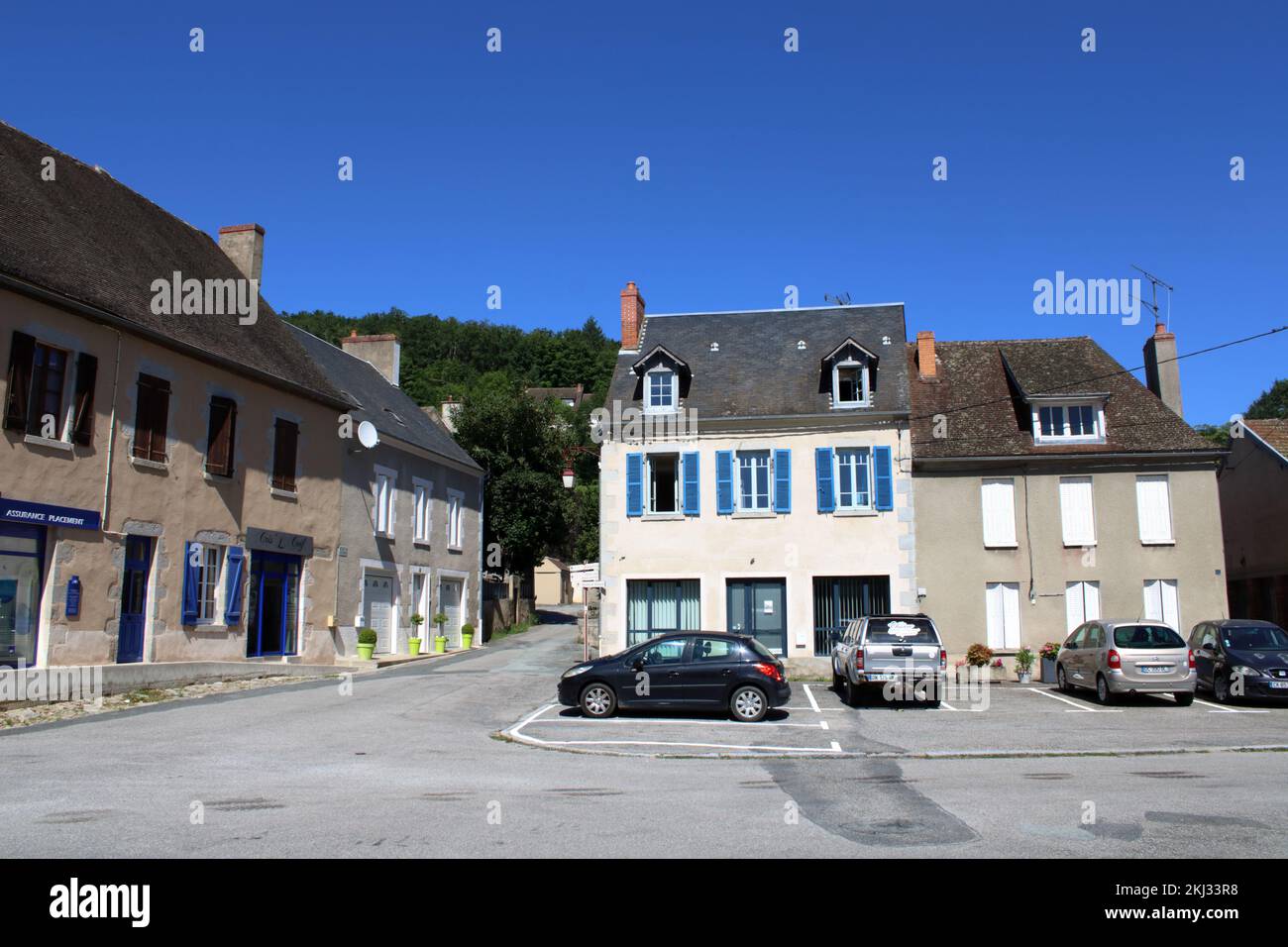 Schöner Blick auf den Place Delamare in der wunderschönen französischen Stadt Charbon-sur-Voueize in Mittelfrankreich. Stockfoto