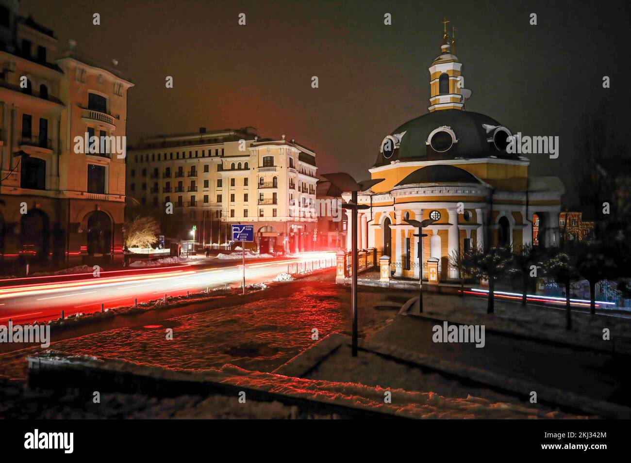 Kiew, Ukraine. 23.. November 2022. Autoscheinwerfer beleuchten eine dunkle Straße in Kiew. Am 23. November verübten russische Truppen einen weiteren massiven Raketenangriff, der zu einem Stromausfall in der gesamten Ukraine führte. Raketen griffen Wohngebäude und Energieinfrastrukturanlagen in Kiew und vielen Regionen der Ukraine an. (Kreditbild: © Sergei Chuzavkov/SOPA Images via ZUMA Press Wire) Stockfoto
